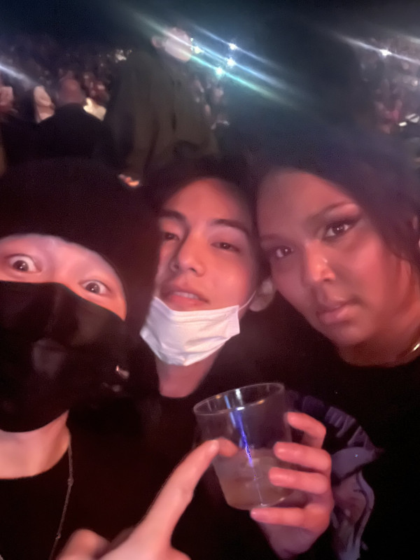 BTS Kepergok Asyik Nonton Konser Harry Styles Bersama Lizzo