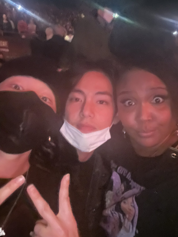 BTS Kepergok Asyik Nonton Konser Harry Styles Bersama Lizzo