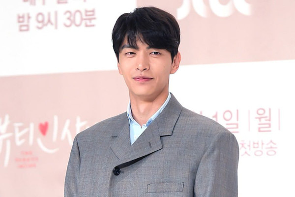 7 Aktor Korea Ganteng dengan Adegan Ciuman Terpanas di Drama Korea