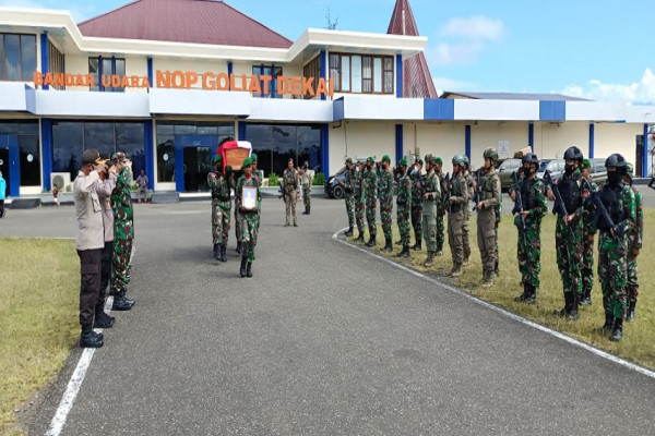 Mengharukan Evakuasi Jenazah Anggota TNI Korban Penembakan OPM saat Dibawa ke Bandara Sentani