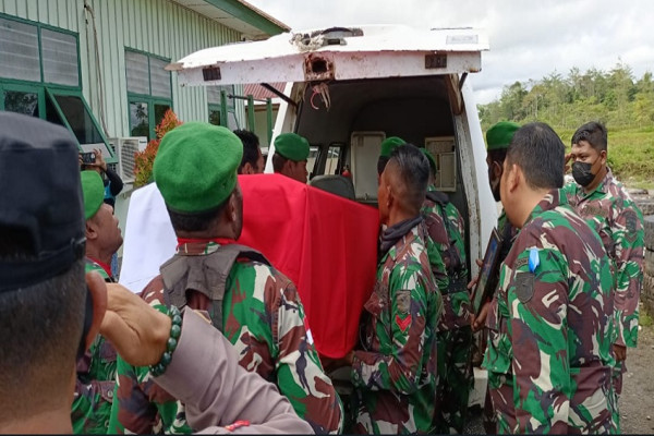 Mengharukan Evakuasi Jenazah Anggota TNI Korban Penembakan OPM saat Dibawa ke Bandara Sentani