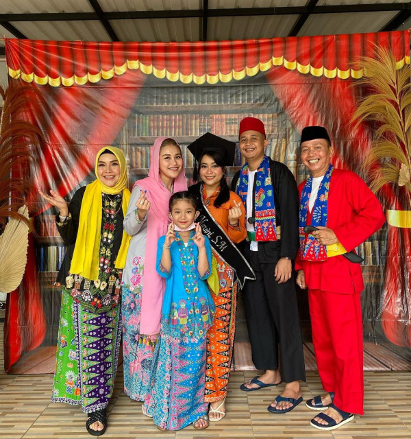 Lulus Kuliah, Adik Ayu Ting Ting Diarak Keliling Depok Pakai Tanjidor