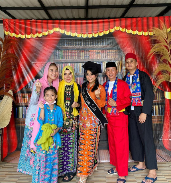 Lulus Kuliah, Adik Ayu Ting Ting Diarak Keliling Depok Pakai Tanjidor
