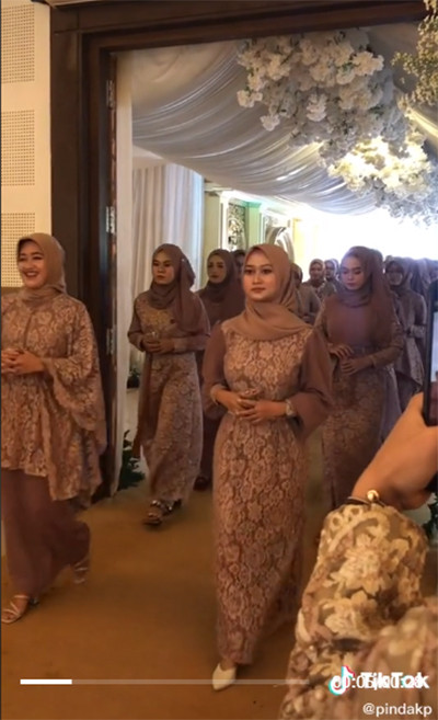 Para Bridesmaid Pengantin Ini Bikin Iri, Kondangan Bisa Sambil Reuni