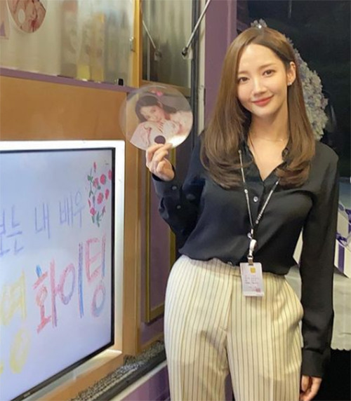 Park Min Young dan Outfit Kantornya yang Inspiratif, Modis plus Antiribet