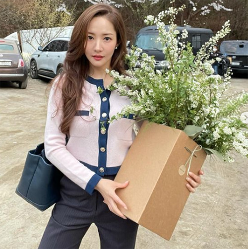 Park Min Young dan Outfit Kantornya yang Inspiratif, Modis plus Antiribet