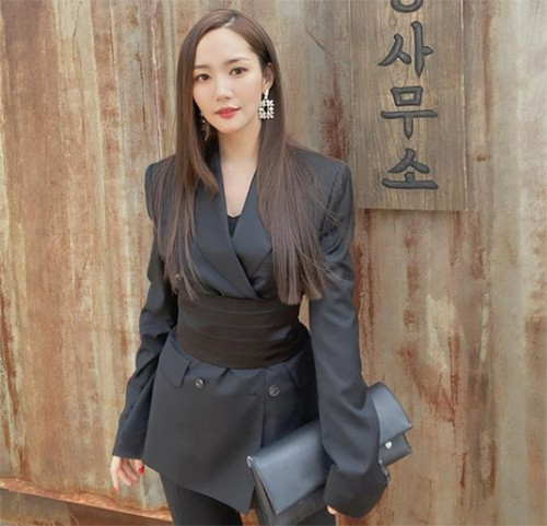 Park Min Young dan Outfit Kantornya yang Inspiratif, Modis plus Antiribet