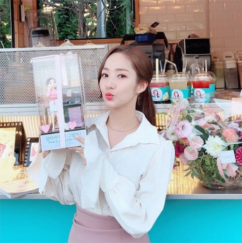 Park Min Young dan Outfit Kantornya yang Inspiratif, Modis plus Antiribet