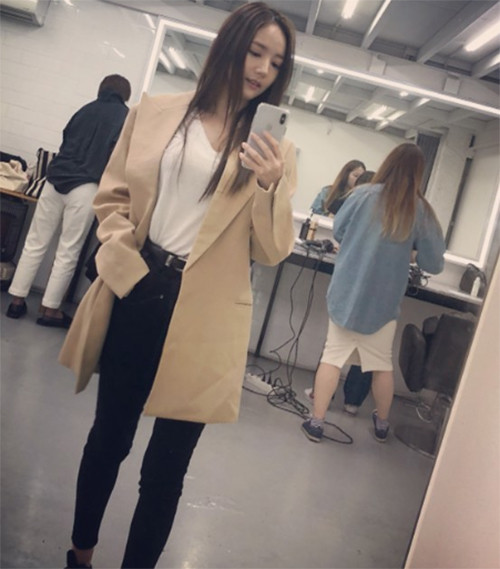 Park Min Young dan Outfit Kantornya yang Inspiratif, Modis plus Antiribet