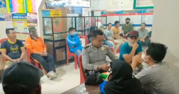 Asyik Bersetubuh di Mobil, Pasangan Mesum Ini Digerebek Tanpa Pakaian Dalam