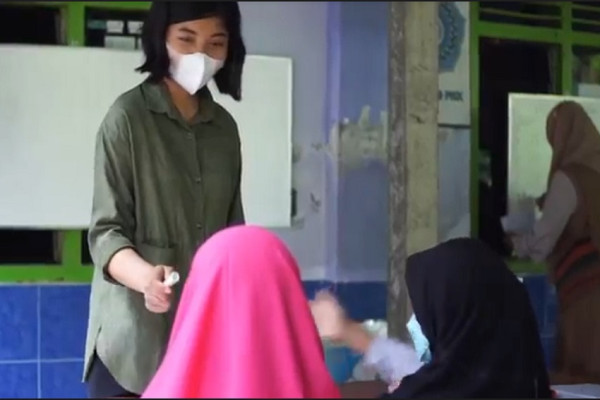 Kisah Polwan Cantik Bripda Agatha Jadi Guru Les Gratis Anak-anak Desa di Bukit Menoreh