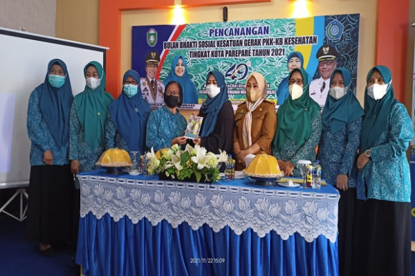 Tangis Haru Naomi Saat Bukunya Diborong Ketua TP PKK Parepare, Doakan ERAT Jadi Wali Kota