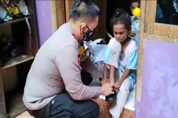 Kisah Mengharukan Kakak Beradik di Baubau Rela Bergantian Sepatu demi Bisa Pergi Sekolah