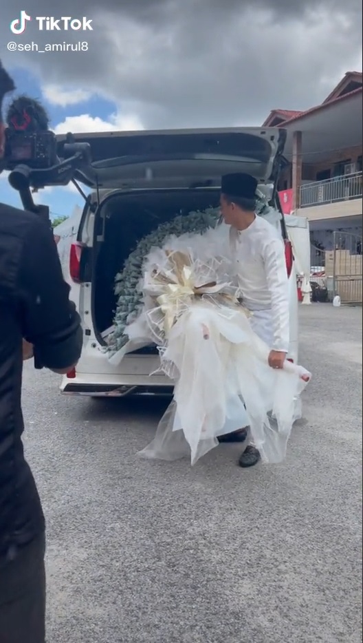 Viral! Pria Ini Berikan Seserahan Buket Uang Raksasa, Jumlahnya Bikin Melongo