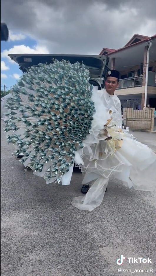 Viral! Pria Ini Berikan Seserahan Buket Uang Raksasa, Jumlahnya Bikin Melongo