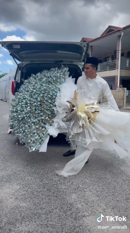 Viral! Pria Ini Berikan Seserahan Buket Uang Raksasa, Jumlahnya Bikin Melongo