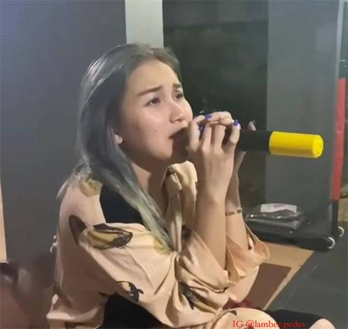 Ayu Ting Ting Dicibir, Karaokean di Teras Rumah Bikin Tetangga Keberisikan