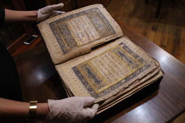 Pesona Alquran Abad Ke-15, Ditulis Tangan dengan Paduan Kaligrafi Muhaqqaq dan Kufi