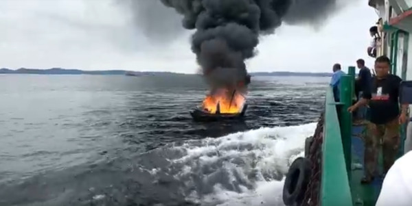 Kapal Kayu Pengangkut BBM Ludes Terbakar di Perairan Lingga