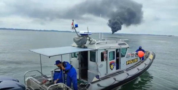 Kapal Kayu Pengangkut BBM Ludes Terbakar di Perairan Lingga
