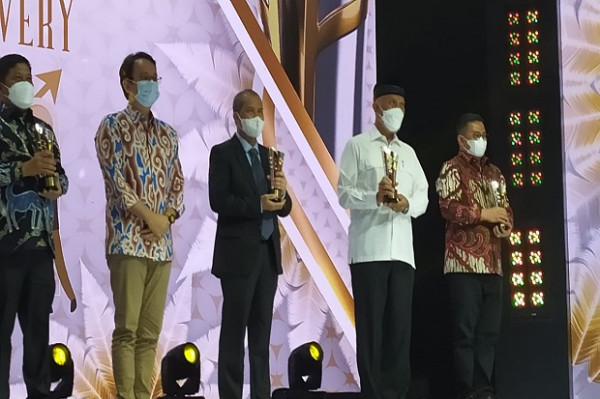 Bersanding Dengan 5 Gubernur di Indonesia, Bupati Bangka Selatan Terima Penghargaan Indonesia Award 2021