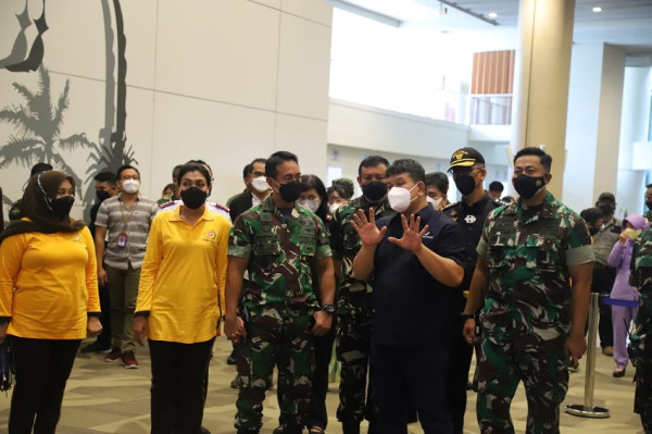 Potret Romantis Panglima TNI Gandeng Istri saat Tinjau Bandara Ngurah Rai