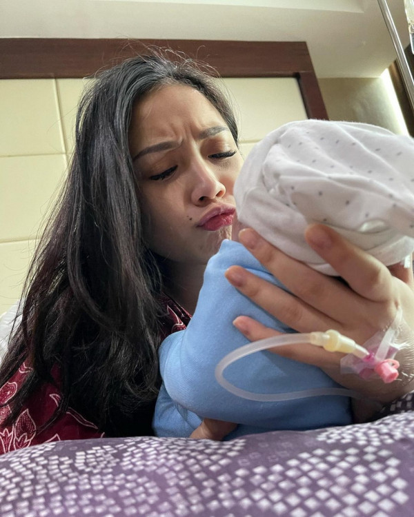Nagita Slavina Tampak Gemas Kali Pertama Lihat Baby R