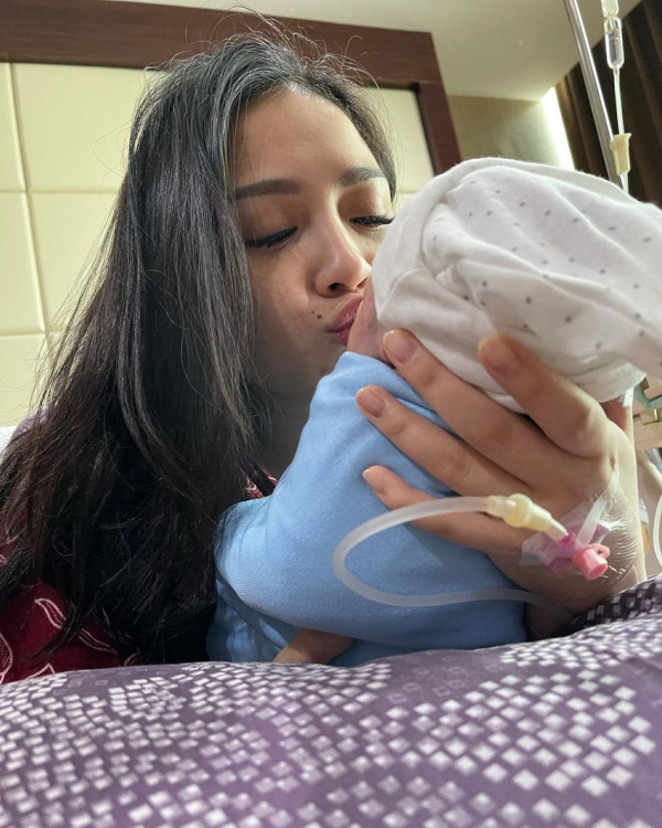 Nagita Slavina Tampak Gemas Kali Pertama Lihat Baby R