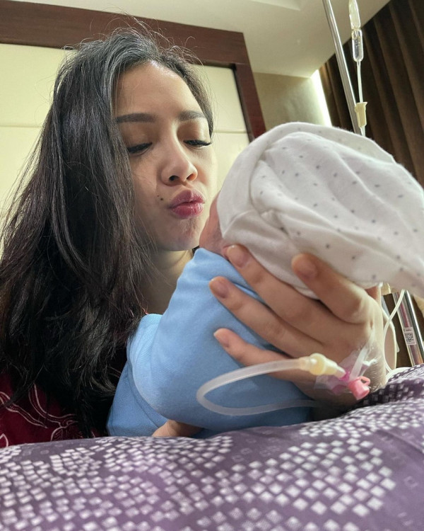 Nagita Slavina Tampak Gemas Kali Pertama Lihat Baby R