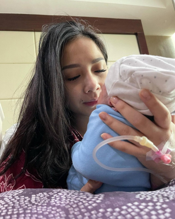 Nagita Slavina Tampak Gemas Kali Pertama Lihat Baby R