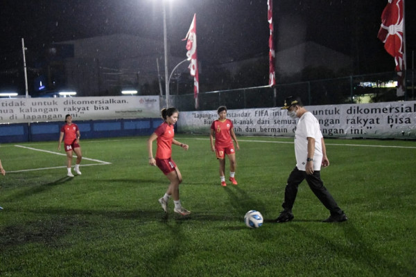 Intip Gaya Anies Jajal Lapangan Bola Berkualitas Internasional di Perkampungan Jakarta
