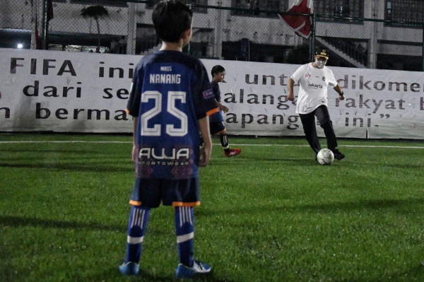 Intip Gaya Anies Jajal Lapangan Bola Berkualitas Internasional di Perkampungan Jakarta