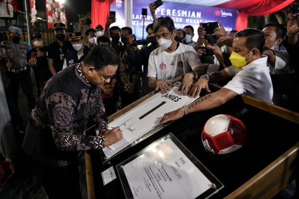 Intip Gaya Anies Jajal Lapangan Bola Berkualitas Internasional di Perkampungan Jakarta