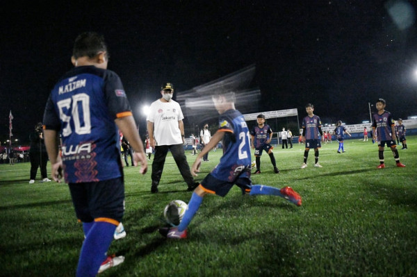 Intip Gaya Anies Jajal Lapangan Bola Berkualitas Internasional di Perkampungan Jakarta