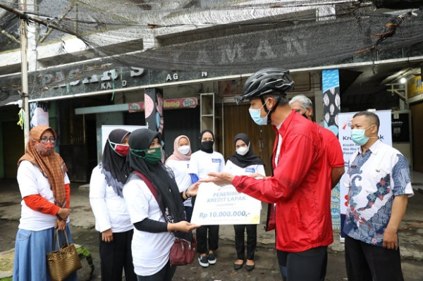 Ganjar Luncurkan Kredit Lapak Khusus Emak-emak, Bantu Pedagang Bangkit Pascapandemi