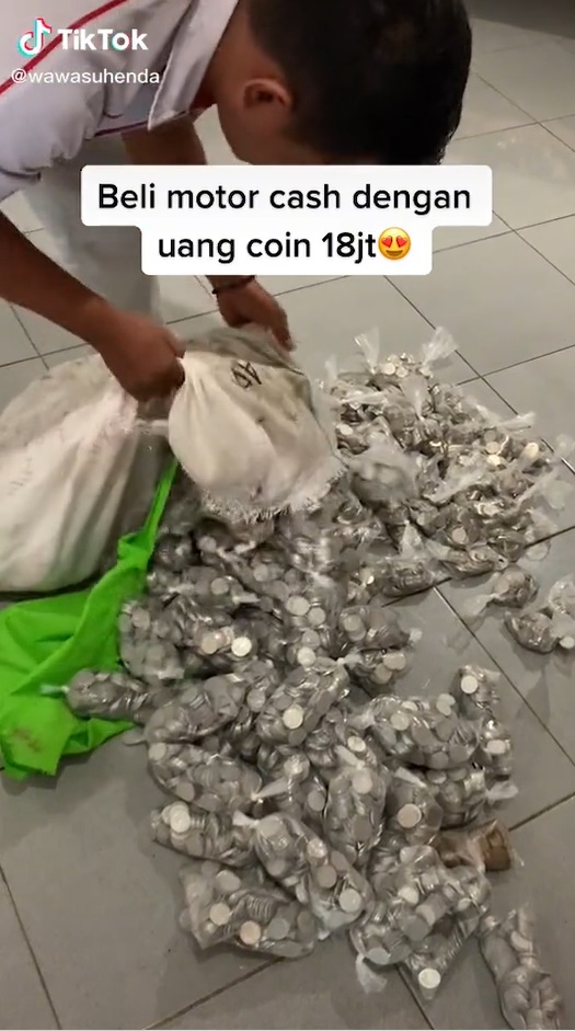 Viral! Pria Beli Motor Pakai Uang Koin Sekarung, Jumlahnya Bikin Melongo