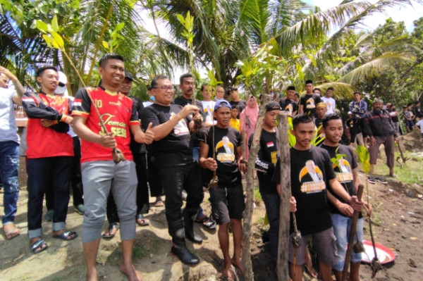 Firdaus Dg Manye Gerakkan Komunitas dan Warga Tanam 1.000 Mangrove