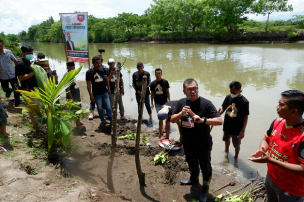Firdaus Dg Manye Gerakkan Komunitas dan Warga Tanam 1.000 Mangrove