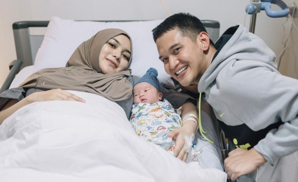 5 Artis Tetap Glowing Usai Melahirkan, Nomor 4 Kerap Pamer Kemesraan