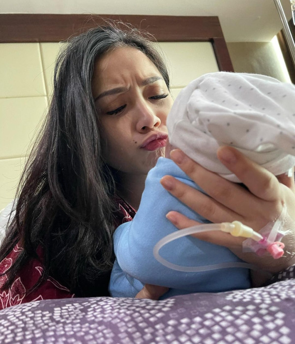 5 Artis Tetap Glowing Usai Melahirkan, Nomor 4 Kerap Pamer Kemesraan
