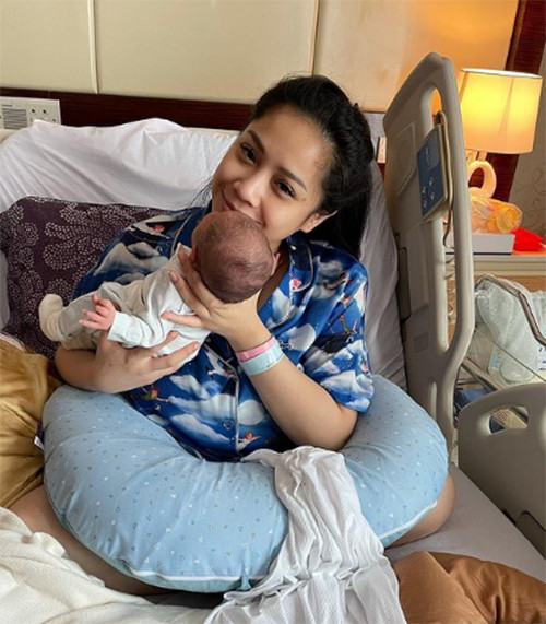 Piyama Nagita Slavina saat Gendong Baby R Jadi Sorotan, Segini Harganya