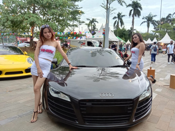 Berani Berpose Hot, Model Pameran Otomotif Ngaku Cuma Dibayar Segini