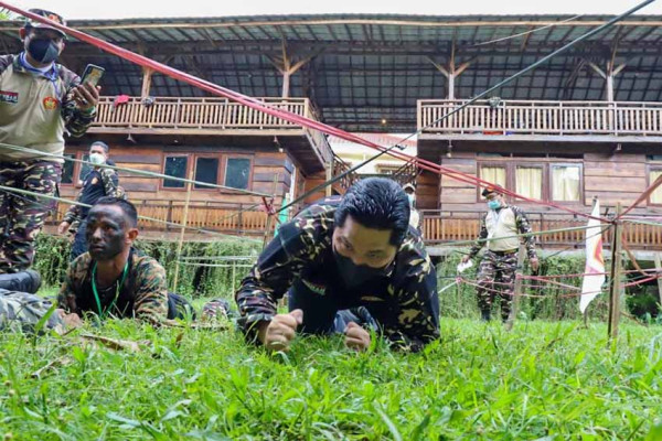 Penampakan Erick Thohir Jalan Jongkok hingga Merayap demi Jadi Anggota Kehormatan Banser