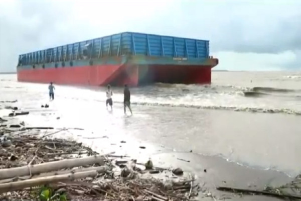 Diterjang Badai, 2 Kapal Tongkang Batu Bara Kandas di Pantai Panimbangan Banten