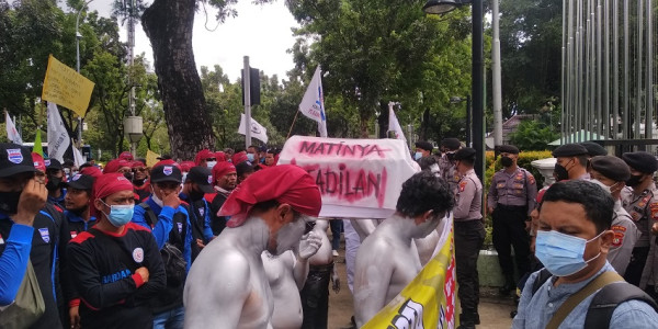 Pocong dan Manusia Silver Ikut Demo Buruh ke Balai Kota