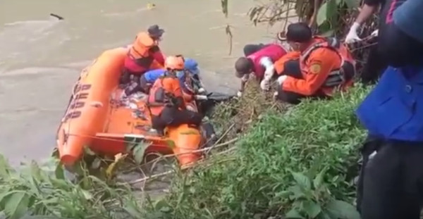 Tangis Histeris Keluarga Pecah Sambut Jenazah Zainuddin yang Hilang Terbawa Arus