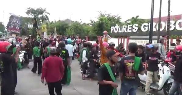 Ribuan Anggota Pencak Silat Pagar Nusa Geruduk Mapolres Grobogan, Tuntut 3 Rekannya Dibebaskan