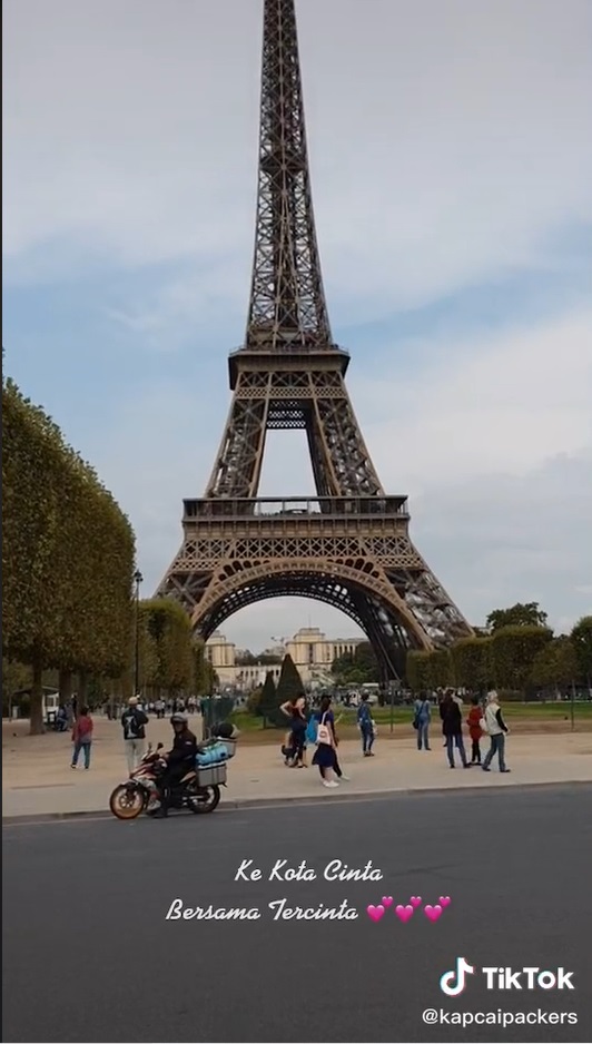 Viral! Pasutri Keliling Dunia Naik Motor sampai Menara Eiffel