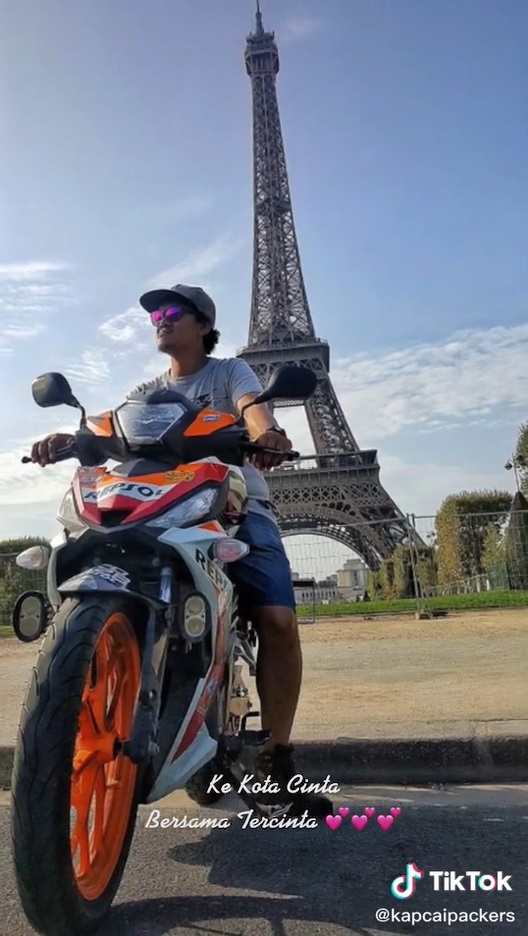 Viral! Pasutri Keliling Dunia Naik Motor sampai Menara Eiffel