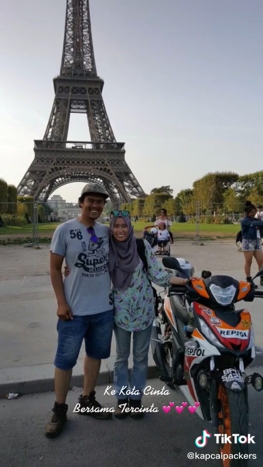 Viral! Pasutri Keliling Dunia Naik Motor sampai Menara Eiffel